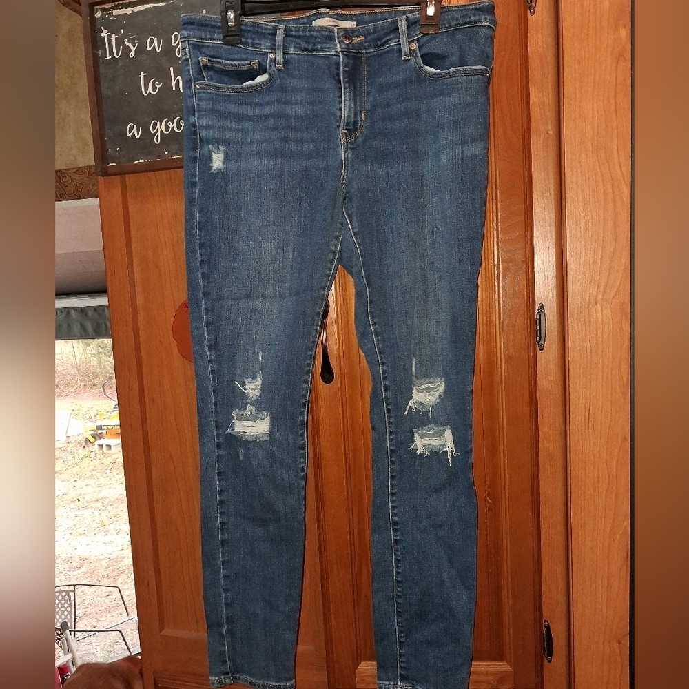 Levi Strauss 711 Skinny Women's Distressed Blue Jeans In A Size 32x30. EUC.